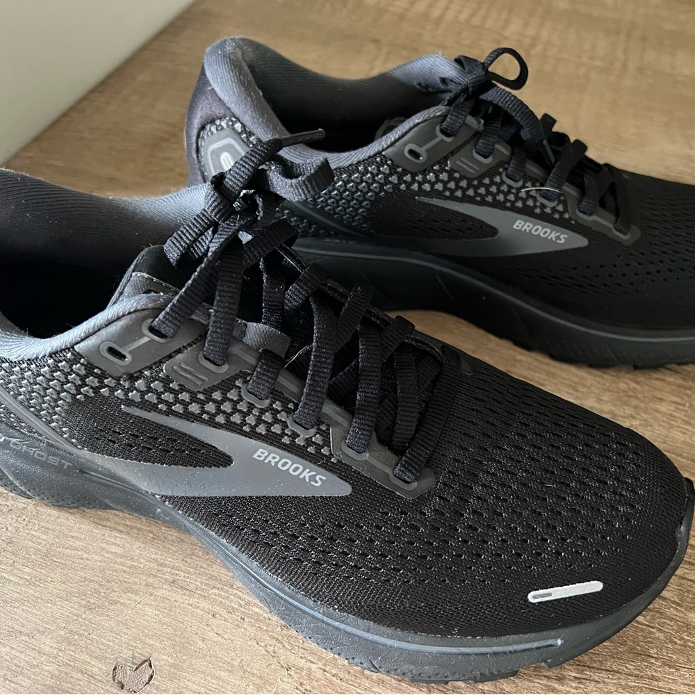 Brooks Women’s Black Running Shoes 9 - Picture 4 of 9